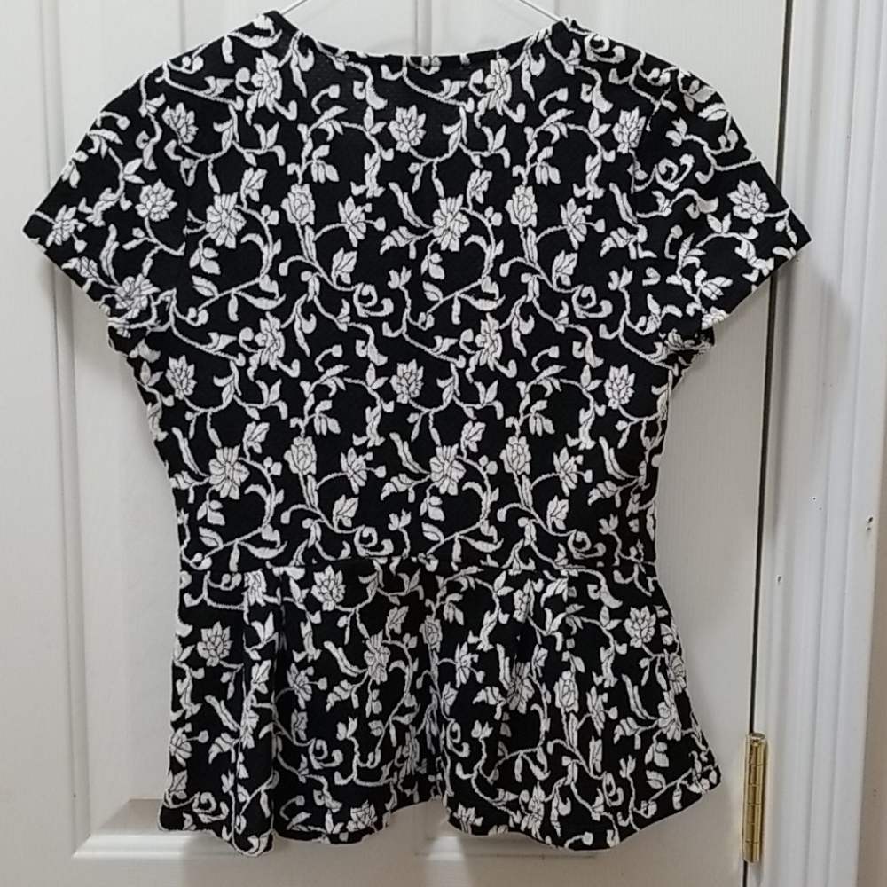 3/$6 Forever 21 black and white shirt sz S - Picture 5 of 6